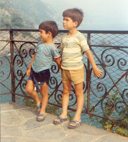 Bambini sul terrazzo